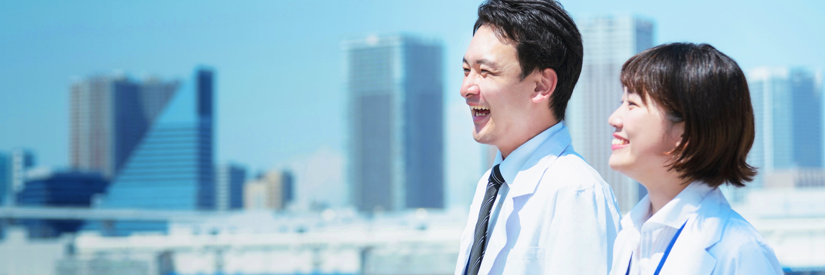 笑顔の男性と女性